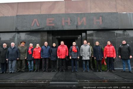Слава Ленинскому Комсомолу!