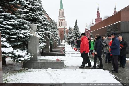Слава Ленинскому Комсомолу!