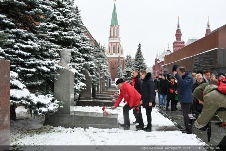 Слава Ленинскому Комсомолу!