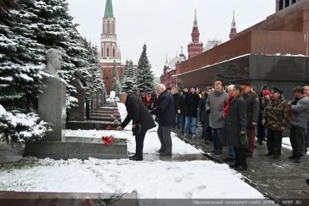Слава Ленинскому Комсомолу!
