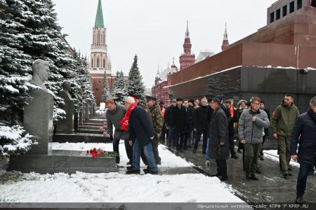 Слава Ленинскому Комсомолу!