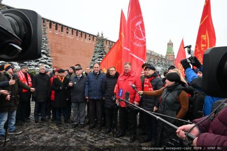 Слава Ленинскому Комсомолу!