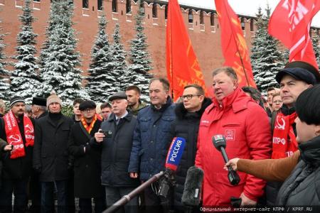 Слава Ленинскому Комсомолу!