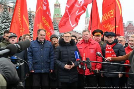 Слава Ленинскому Комсомолу!