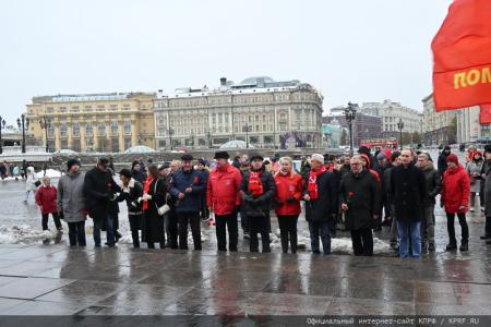 Слава Ленинскому Комсомолу!
