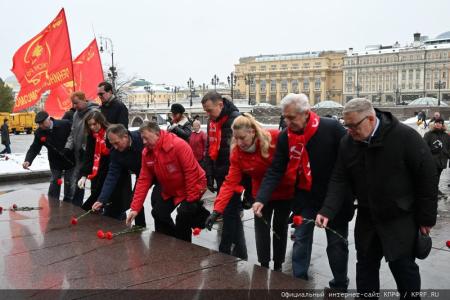 Слава Ленинскому Комсомолу!
