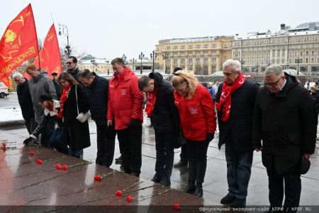 Слава Ленинскому Комсомолу!