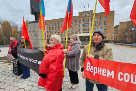 Ямало-Ненецкий автономный округ. В Салехарде прошел митинг в память трагических событий 3-4 октября 1993 года