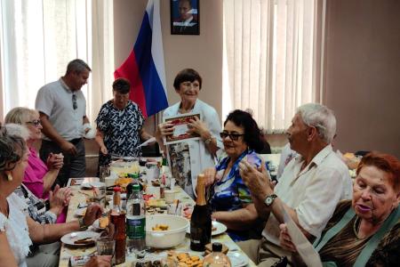 Секретарь Севастопольского горкома КПРФ Владимир Браковенко поздравил севастопольских детей войны с Днем пожилого человека