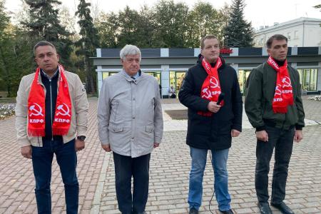 Ульяновцы почтили память защитников Дома Советов