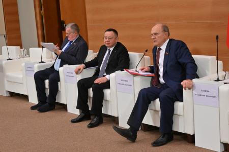 Фракция КПРФ в Госдуме провела встречу с главой Минстроя России Иреком Файзуллиным
