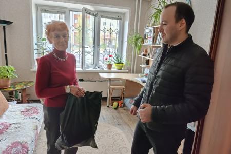 Тюменские коммунисты поздравили ветеранов с Днем пожилого человека