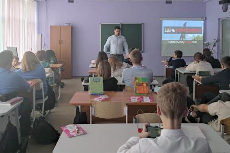 Воронежская область. Расправив упрямые плечи, вперёд комсомольцы идут