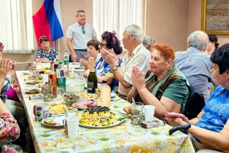 Секретарь Севастопольского горкома КПРФ Владимир Браковенко поздравил севастопольских детей войны с Днем пожилого человека