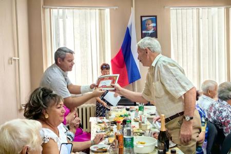 Секретарь Севастопольского горкома КПРФ Владимир Браковенко поздравил севастопольских детей войны с Днем пожилого человека