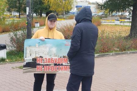 По всему Пермскому краю коммунисты, комсомольцы и сторонники партии вышли в одиночные пикеты в память о героях, погибших, защищая Дом Советов