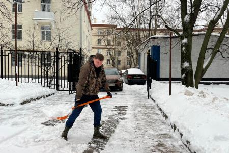 В Подмосковном Обкоме прошел субботник по уборке территории от снегопада