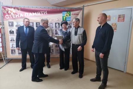 Заместитель Председателя Московской областной Думы Александр Наумов вручил награды волонтерам за поддержку участников СВО