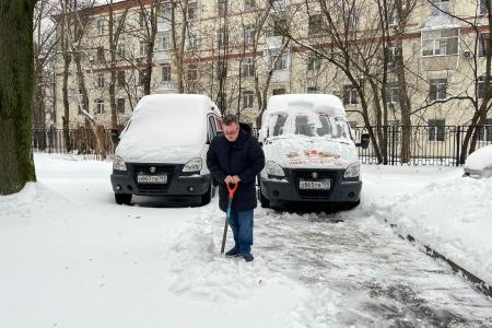 В Подмосковном Обкоме прошел субботник по уборке территории от снегопада