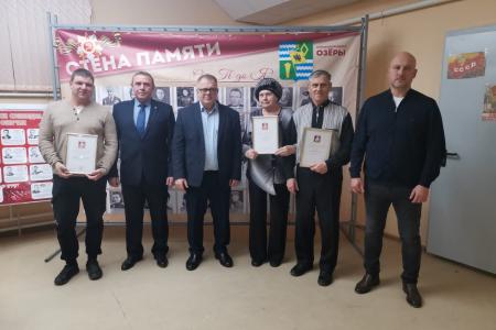 Заместитель Председателя Московской областной Думы Александр Наумов вручил награды волонтерам за поддержку участников СВО