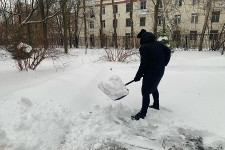 В Подмосковном Обкоме прошел субботник по уборке территории от снегопада