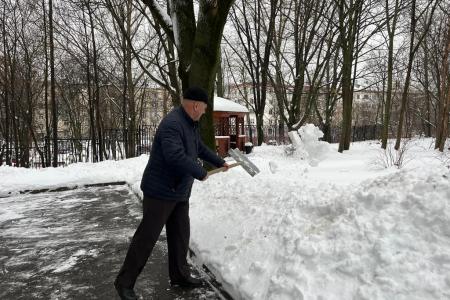В Подмосковном Обкоме прошел субботник по уборке территории от снегопада