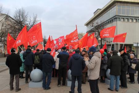 В Пензе отметили годовщину Великого Октября шествием и митингом