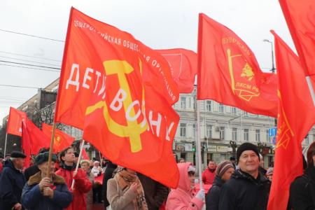 В Пензе отметили годовщину Великого Октября шествием и митингом