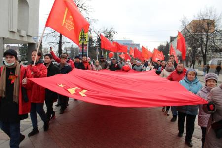 В Пензе отметили годовщину Великого Октября шествием и митингом