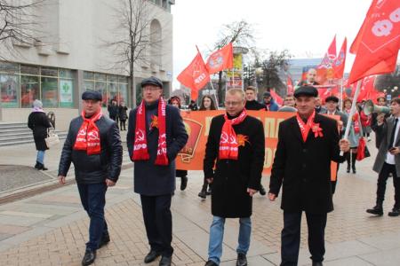В Пензе отметили годовщину Великого Октября шествием и митингом