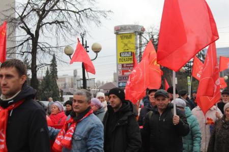 В Пензе отметили годовщину Великого Октября шествием и митингом
