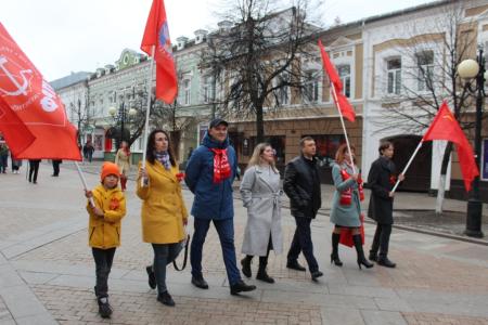 В Пензе отметили годовщину Великого Октября шествием и митингом