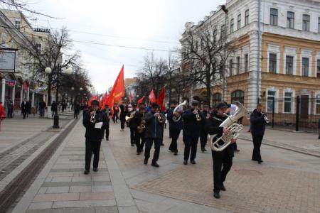 В Пензе отметили годовщину Великого Октября шествием и митингом