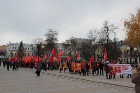 В Пензе отметили годовщину Великого Октября шествием и митингом