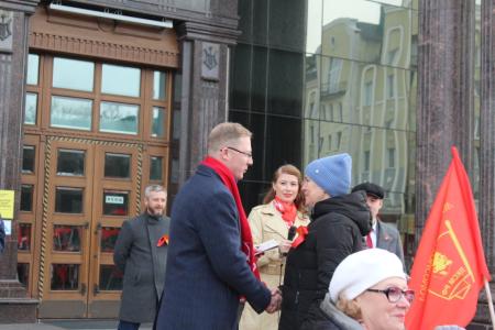 В Пензе отметили годовщину Великого Октября шествием и митингом