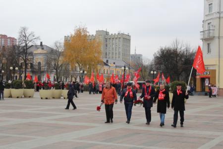 В Пензе отметили годовщину Великого Октября шествием и митингом