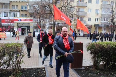 В Пензе отметили годовщину Великого Октября шествием и митингом