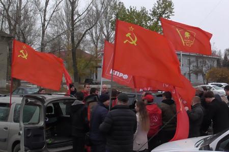 В Саратове состоялся автопробег КПРФ, посвященный 106-й годовщине Великого Октября