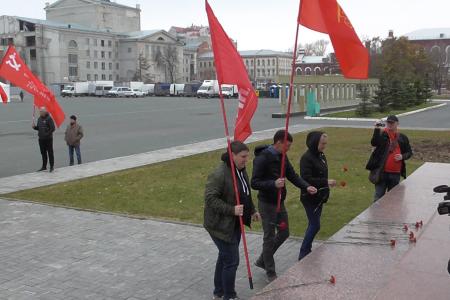 В Саратове состоялся автопробег КПРФ, посвященный 106-й годовщине Великого Октября