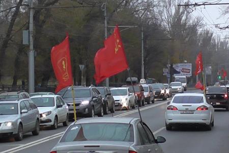 В Саратове состоялся автопробег КПРФ, посвященный 106-й годовщине Великого Октября
