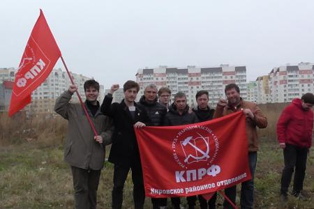 В Саратове состоялся автопробег КПРФ, посвященный 106-й годовщине Великого Октября