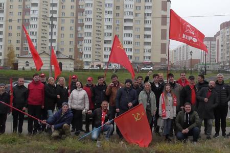 В Саратове состоялся автопробег КПРФ, посвященный 106-й годовщине Великого Октября