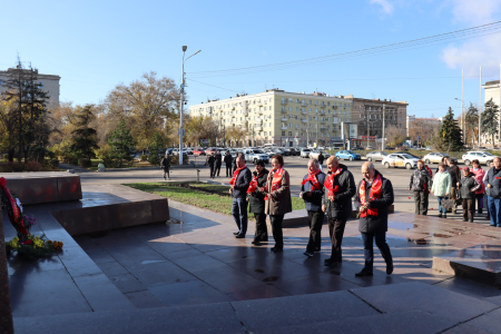 В Волгограде День Великого Октября коммунисты встретили массовыми автопробегами, возложениями и праздничным концертом