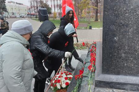 В Перми прошел митинг в честь годовщины Великой Октябрьской социалистической революции