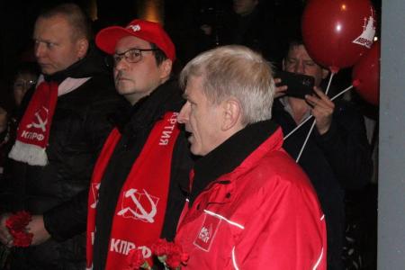 Ленинград (Санкт-Петербург). Коммунисты и сторонники партии пришли к «Авроре»