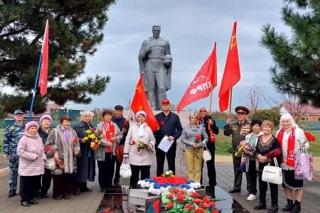 Краснодарский край. Активисты КПРФ и сторонники партии отметили День Великого Октября