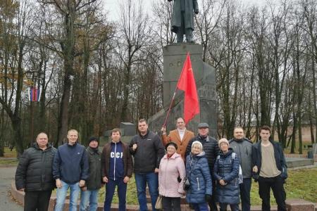 В Новгородской области в честь 106-й годовщины Великого Октября провели автопробег КПРФ