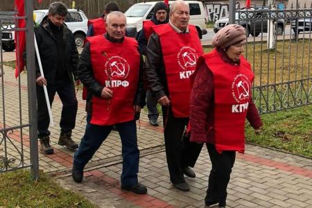 В Новгородской области в честь 106-й годовщины Великого Октября провели автопробег КПРФ