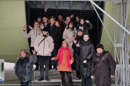 Воронежские школьники вживую прикоснулись к авиастроению, посетив авиационный завод
