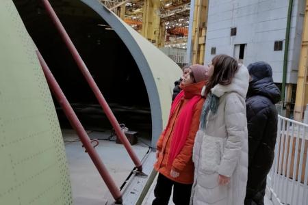 Воронежские школьники вживую прикоснулись к авиастроению, посетив авиационный завод